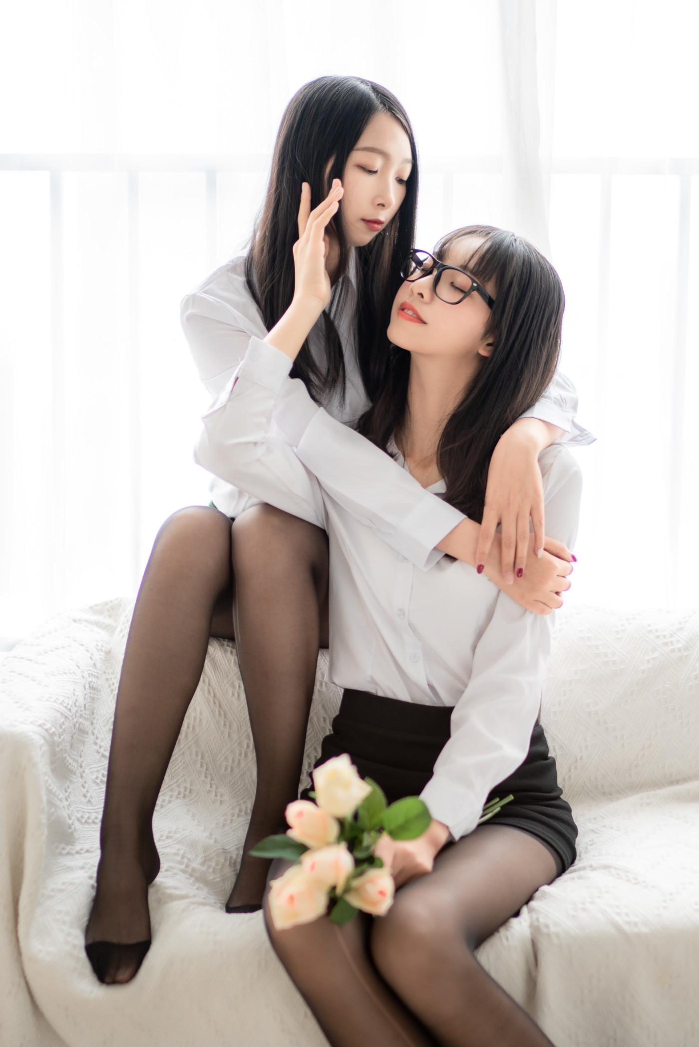 茶籽ccz, 写真集 黑絲雙人百合(8)