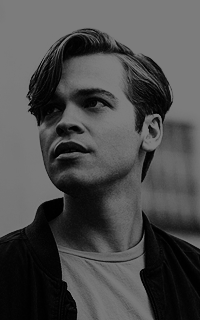 Alexander Calvert HIy0m9AK_o