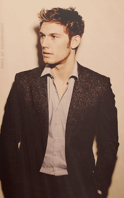 Alex Pettyfer TjT5v5EG_o