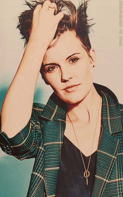 Maggie Grace LYMHfMuh_o