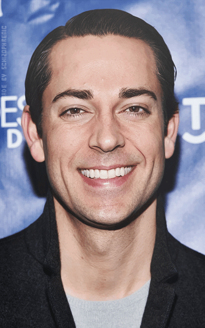 Zachary Levi JVAIwFdo_o