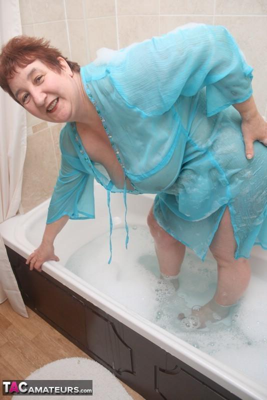 Redhead nan Kinky Carol shows her big ass and snatch in a bathtub(6)