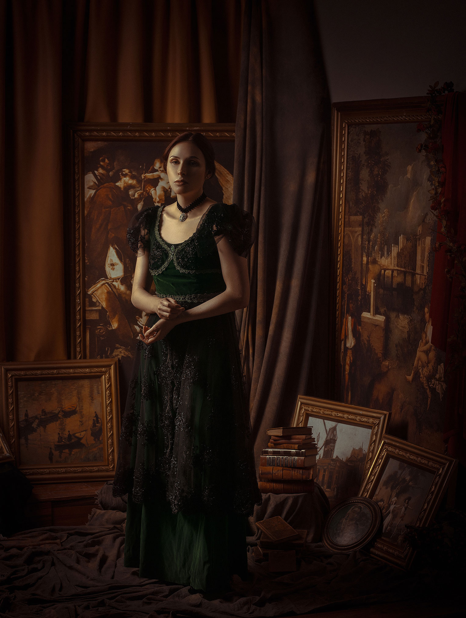 The Lady and the book / Renata Nieto by Rebeca Saray Ренато Нието в окружении книг и картин / фото 12