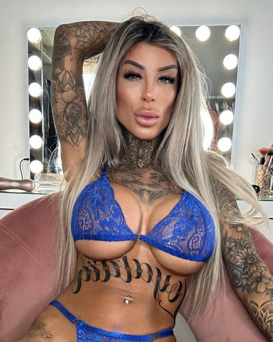 Tattooed amateur seductress Jacky posing in her sexy lace lingerie(16)