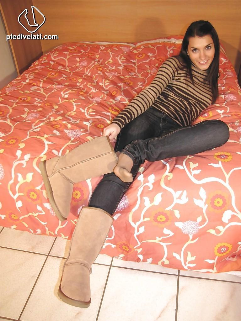 Amazing brunette babe Valentina showing her stunning feet and legs(4)