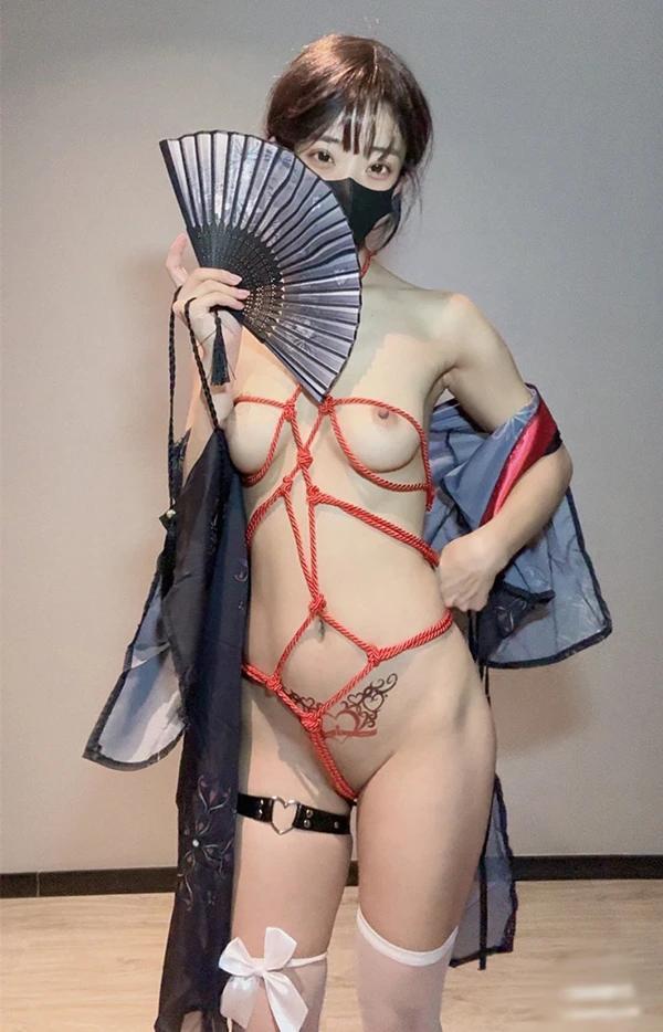 推特美女甜甜圈妩媚+网络私拍无圣光图集(16)