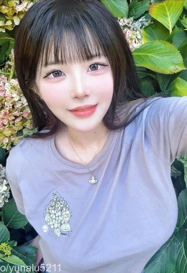 高颜值巨乳网红yunalu5211付费爆乳尺度福利图(2)