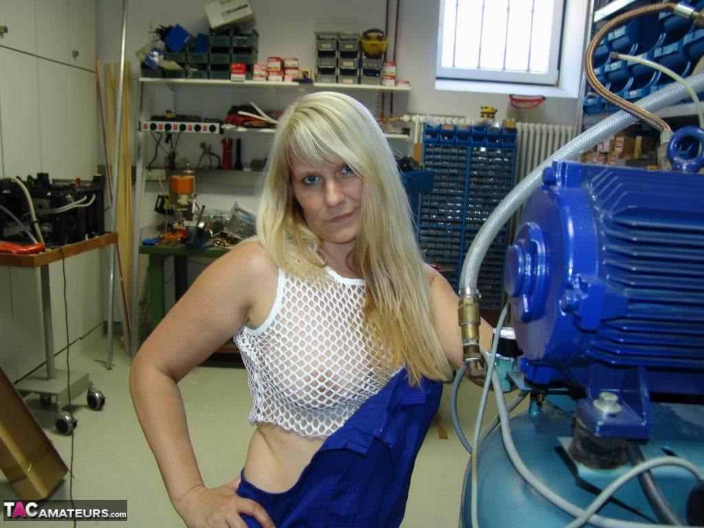 Mature blonde removes her overall before masturbating in workshop(3)