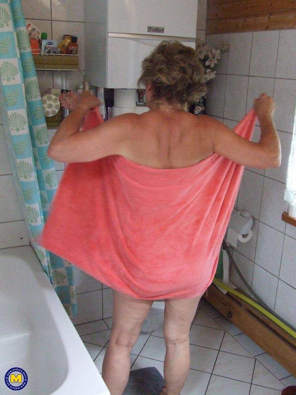 Chubby amateur granny Inge shows her body and gets messy in a tub(21)