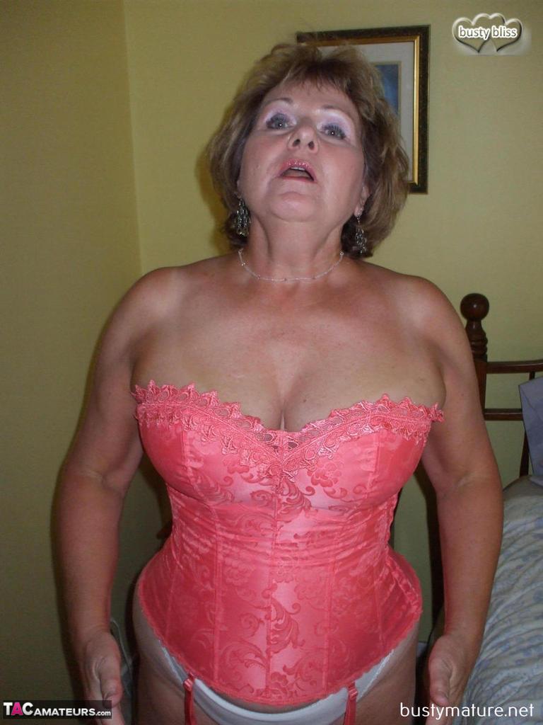 Older lady Busty Bliss frees her natural boobs from pink waist cincher(5)