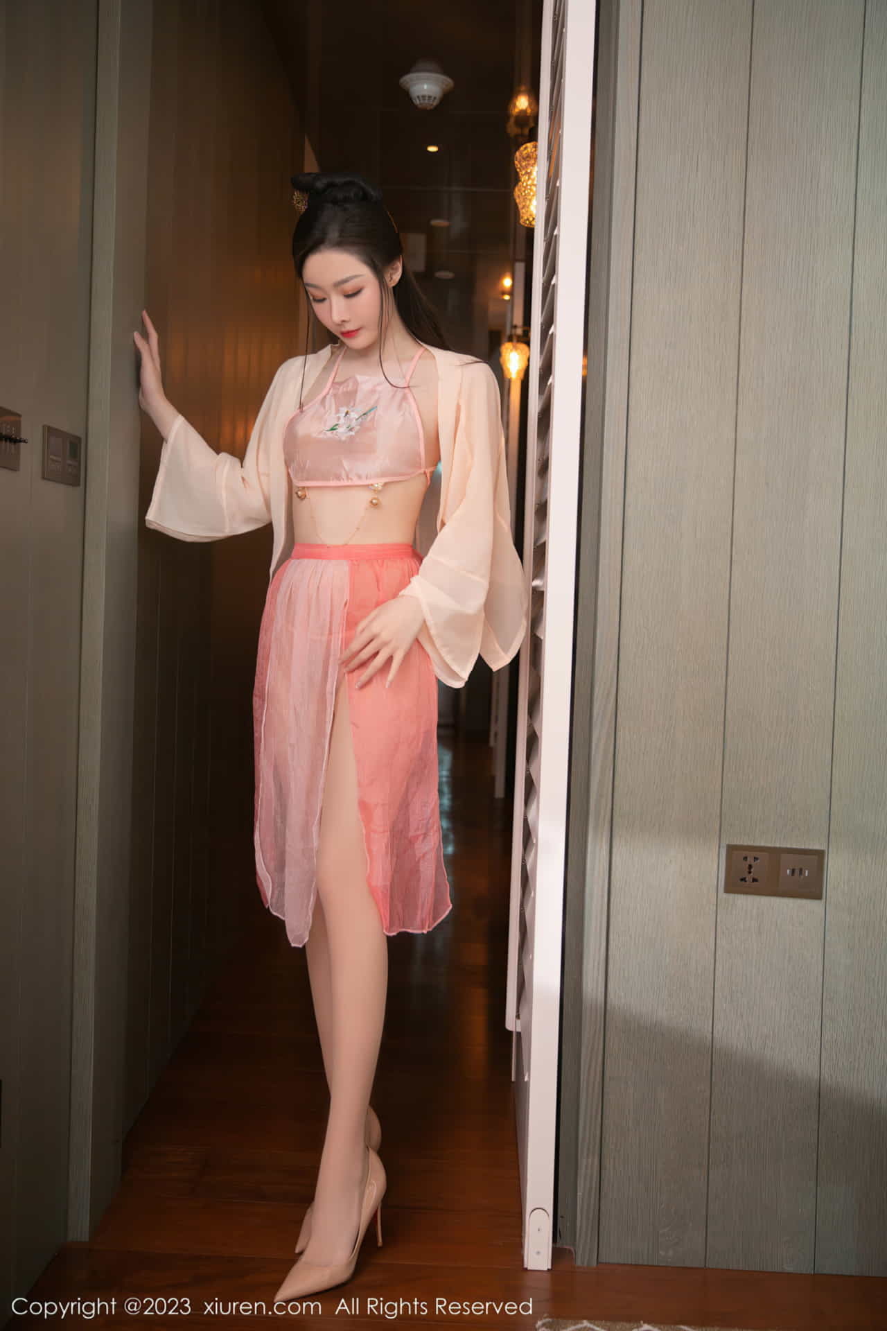 Это сексуальный розовый костюм Сяо Дудоу из тюля, очаровательная красота, изящная и стройная фигура, яркая и трогательная.