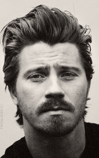 Garrett Hedlund Vlh4UNYn_o