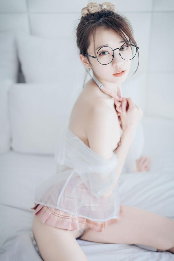 宝藏女孩妍妍透明制服粉粉的露出写真(11)