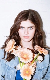 Alexandra Daddario E0b4cR8Y_o