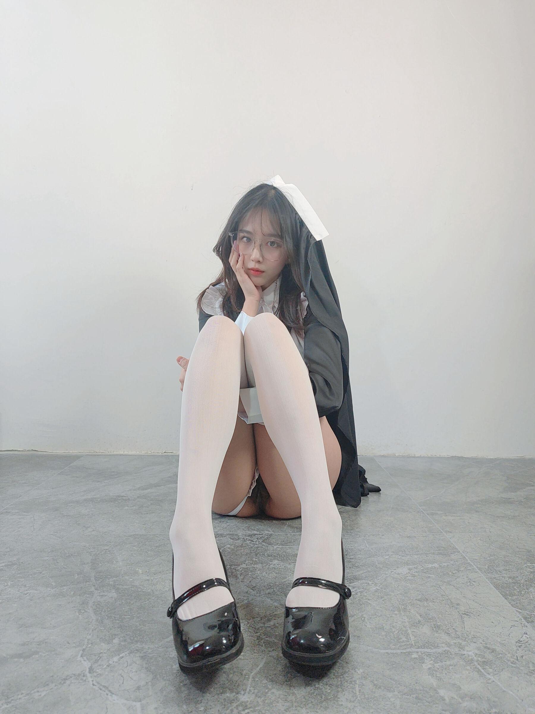 国模套图 Ceason Photography《修女服》(11)