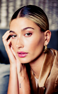 Hailey Bieber Fq1LJw9F_o