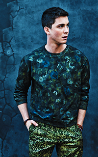 Logan Lerman DPn71sct_o