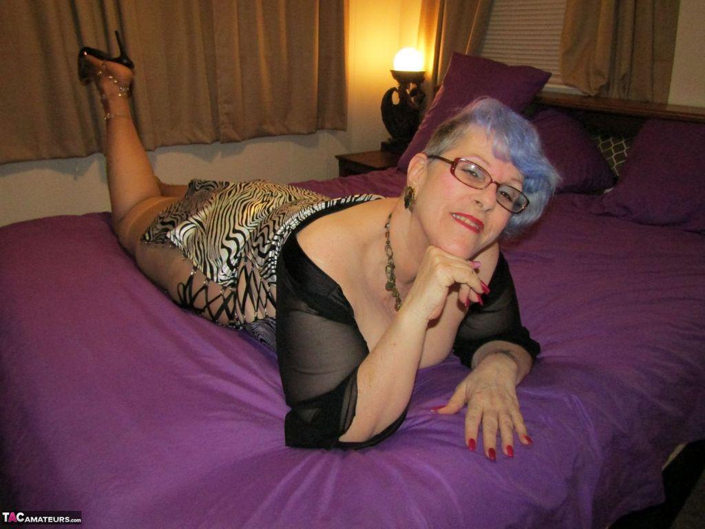 Old woman Bunny Gram shows her hose covered pussy on a bed in pointy shoes(4)