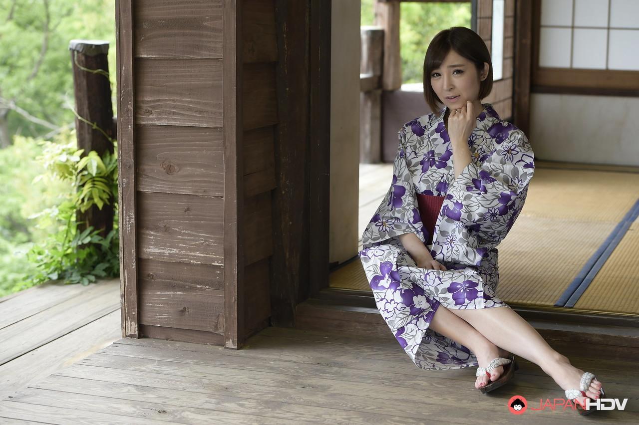 Japanese beauty Runa Hagawa frees her firm tits from a kimono(6)