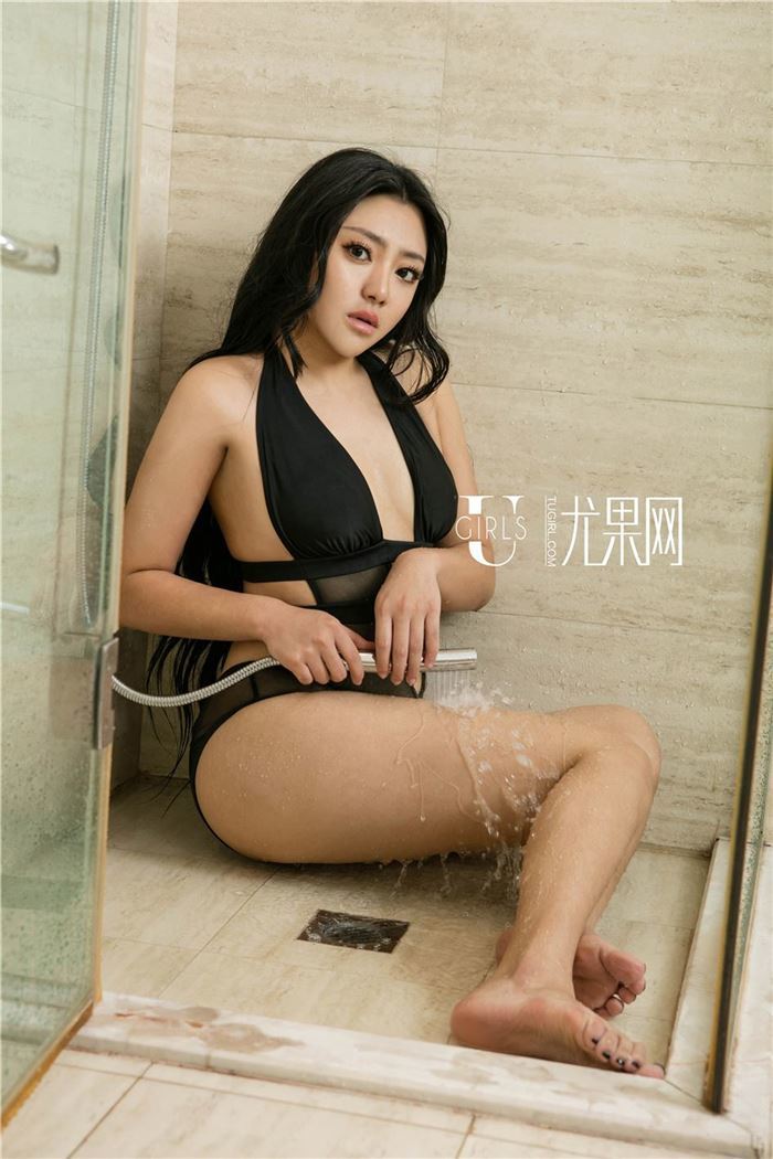 尤果网丰满美女逸染雪段学生装加黑色透明比基尼在浴室被淋透了(15)