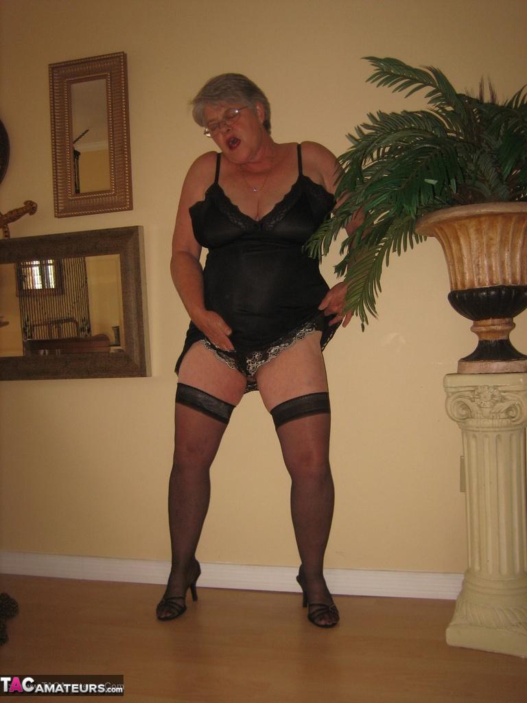 Old oma Girdle Goddess unleashes her huge tits before toying her pussy(9)