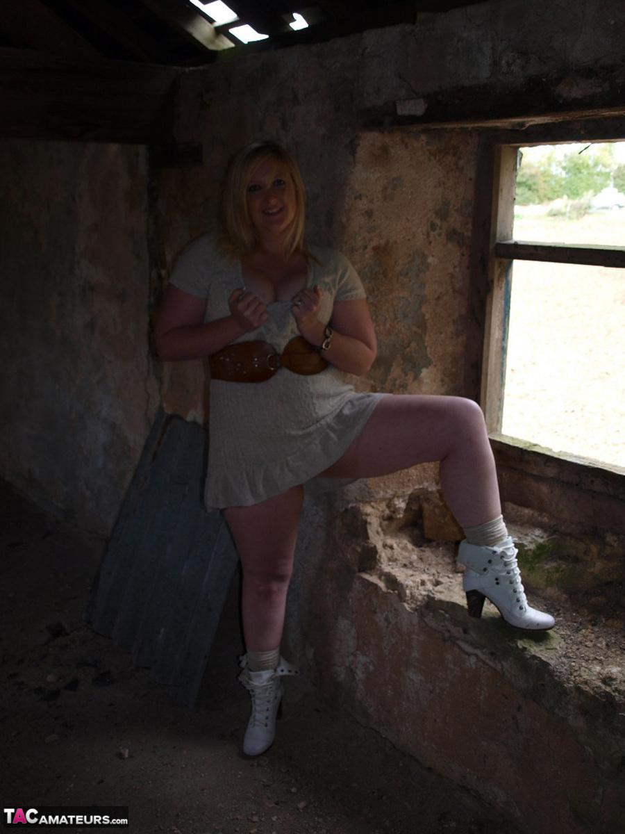 Overweight blonde Samantha gets naked in the doorway of an abandoned building(6)