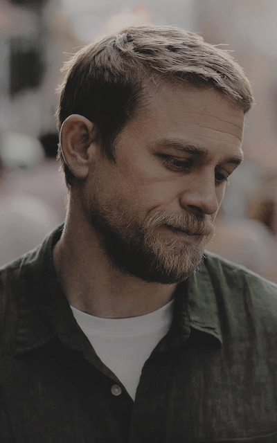 Charlie Hunnam - Page 2 4DuARZn8_o