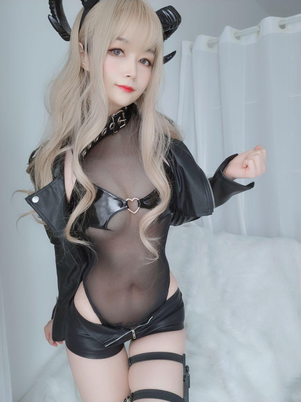 Coser @ 白银 81: 皮衣 小 恶魔 (84 photos)