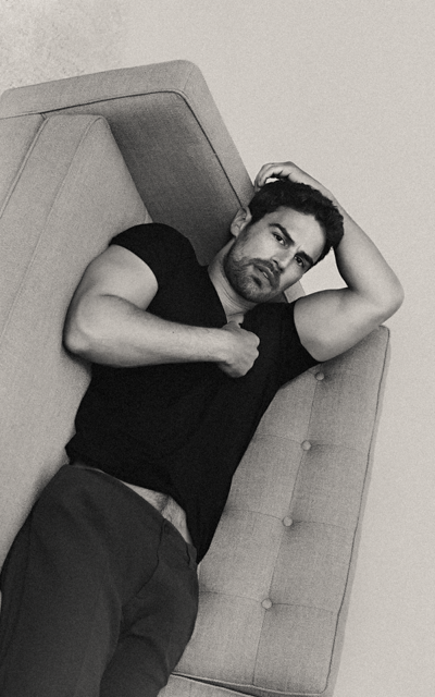 Theo James  - Page 2 BeDSYv5X_o