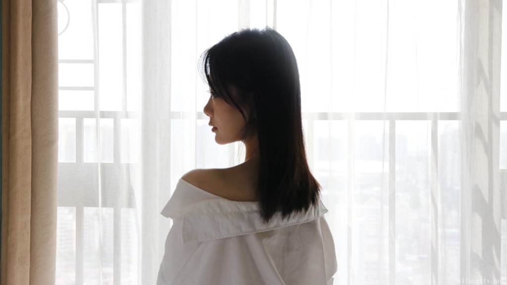 Красивая молодая модель Се Сяоань демонстрирует свою частную фотосессию с тремя точками