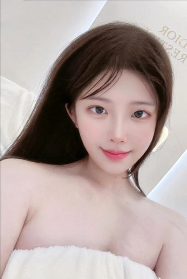 高颜值巨乳网红yunalu5211付费爆乳尺度福利图(4)