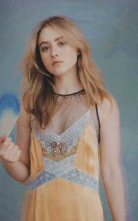 Kathryn Newton MQs0Plth_o