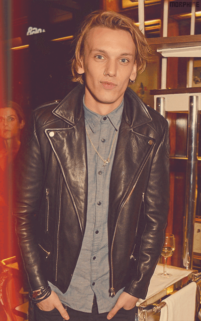 Jamie Campbell Bower ZkH0E04M_o