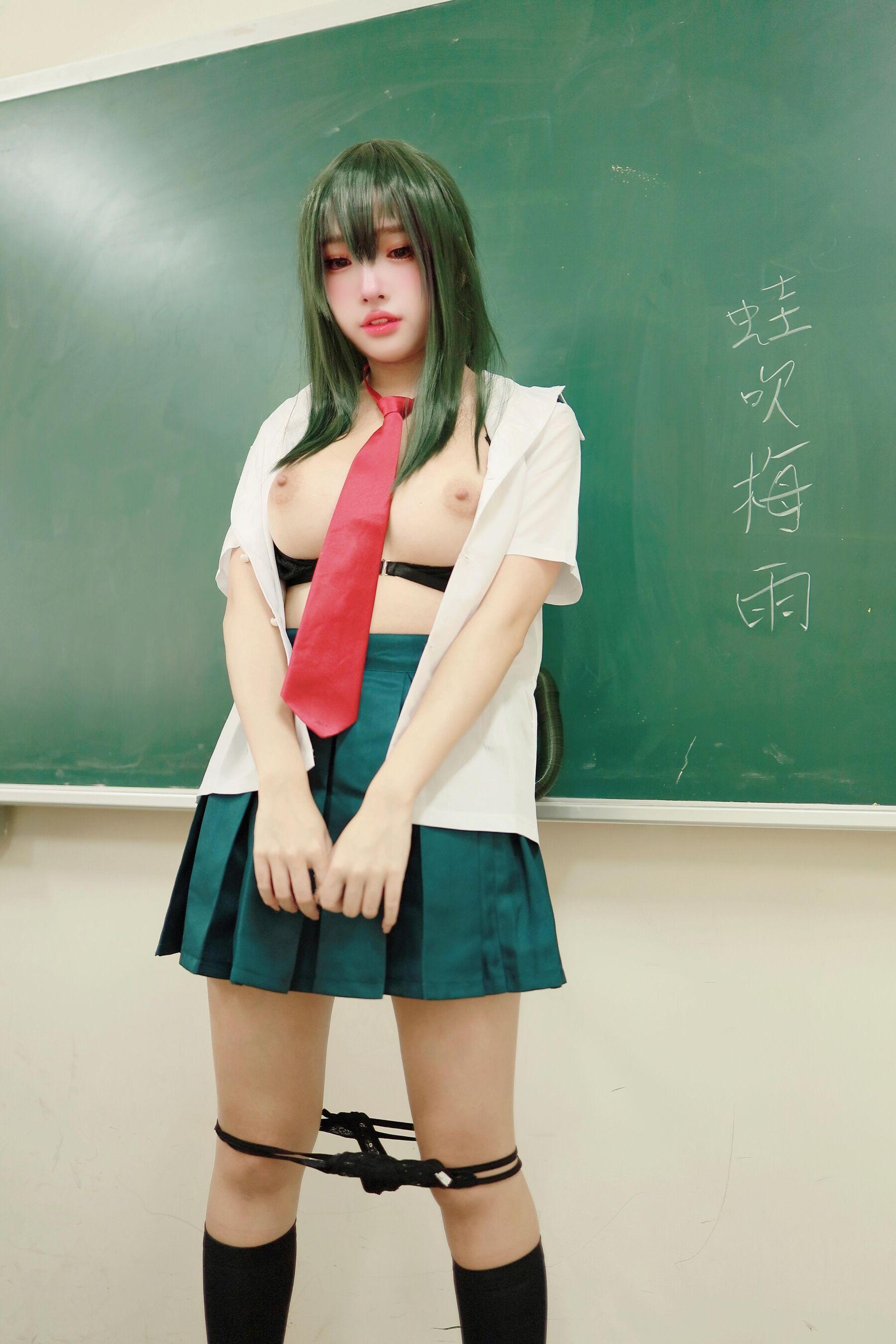 国模套图 慕慕Momo《蛙吹梅雨 学生服 Asui Tsuyu》(26)