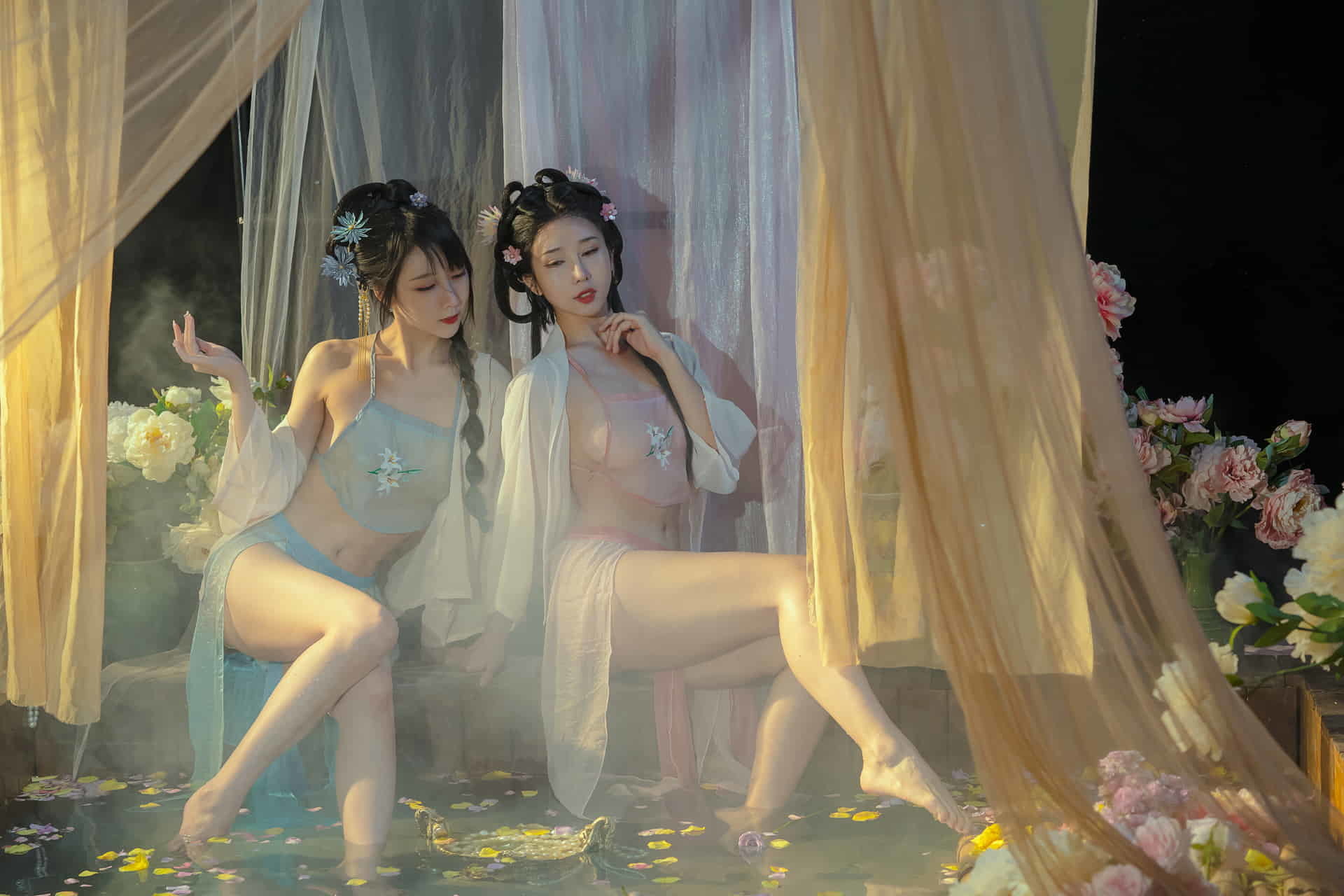 최고의 듀얼 모델 인터넷 연예인 미녀 윤시시와 나이 타오가 고대 의상을 입고 욕조에서 놀고 있습니다.