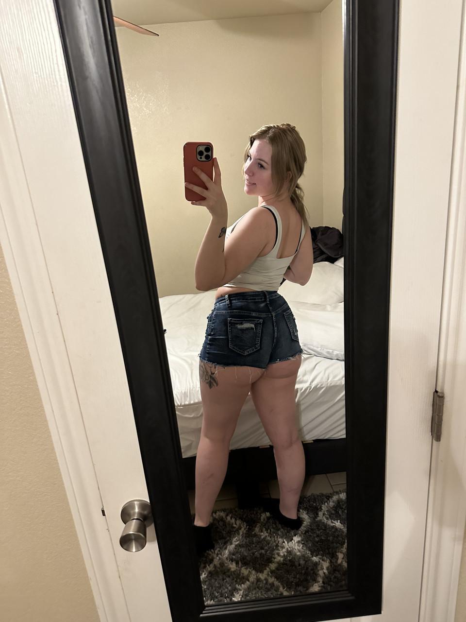 Chubby OnlyFans cam babe Kayla Bumsy flaunts her big ass wearing booty shorts(11)