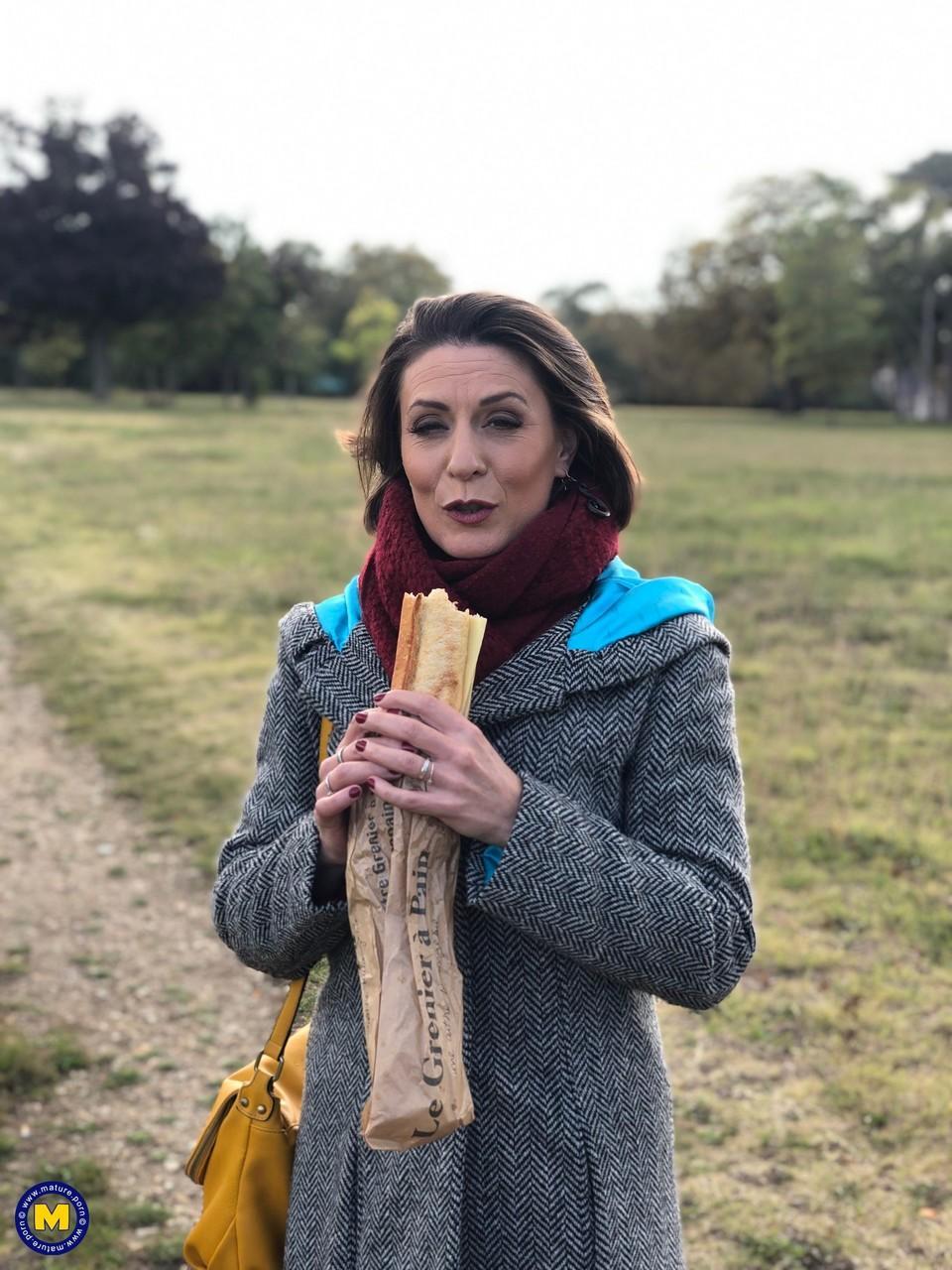 French mom Anya flashes her legs in stockings while eating a sandwich outside(18)