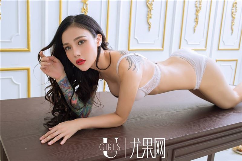 尤果网花臂美妞儿雯雯蓝色和白色内衣私房照(13)