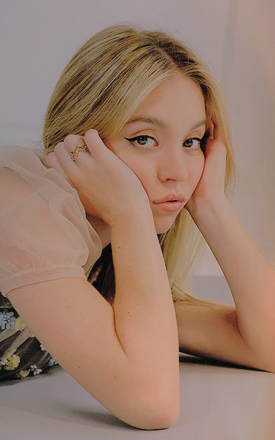 aktorka - Sydney Sweeney - Page 3 TrShdNew_o