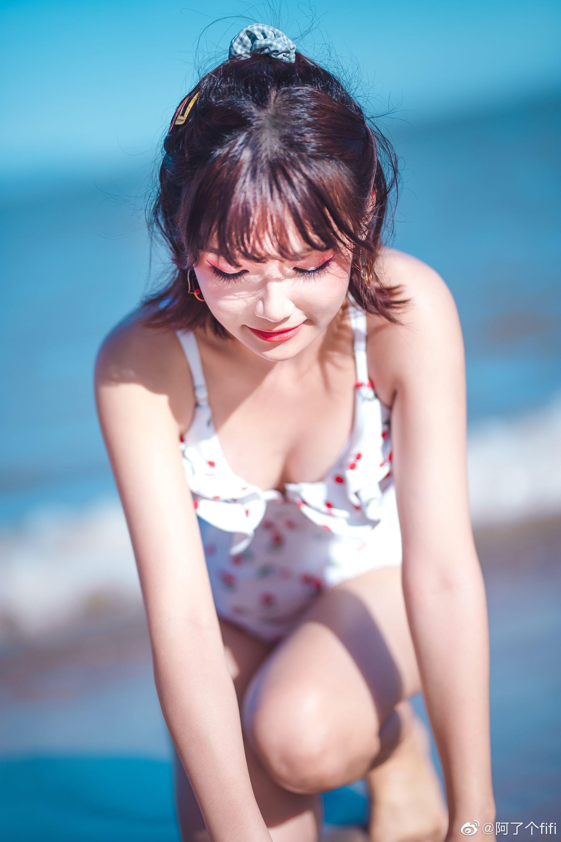 [COS福利] 动漫博主阿了个fifi – 夏天泳装 写真套图(9)