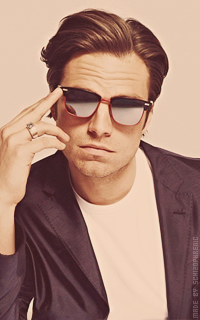 Sebastian Stan SJm1FT6C_o