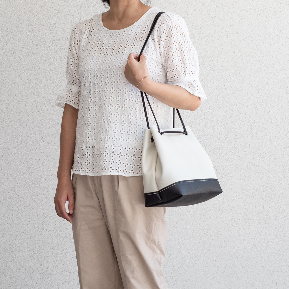 Good texture color matching bucket bag portable side back dual use white x black - Messenger Bags & Sling Bags - Faux Leather Black