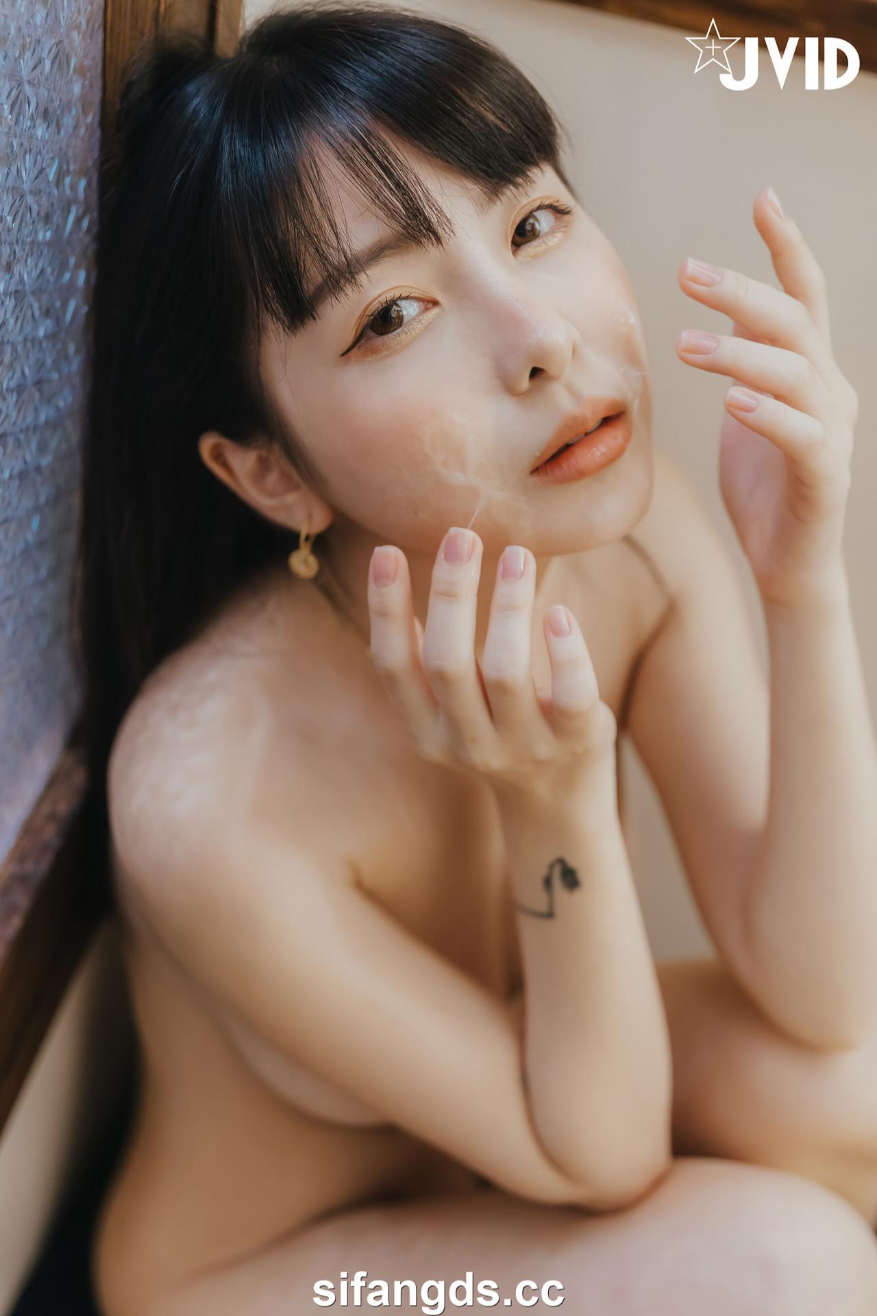 JVID 月台尼Tiny – 🔞女大生交友不慎被學長們酒後亂性😖原本要慶祝Tiny拿到獎學金💰現在身上都是獎學……精🥛🔞 Set.03(24)
