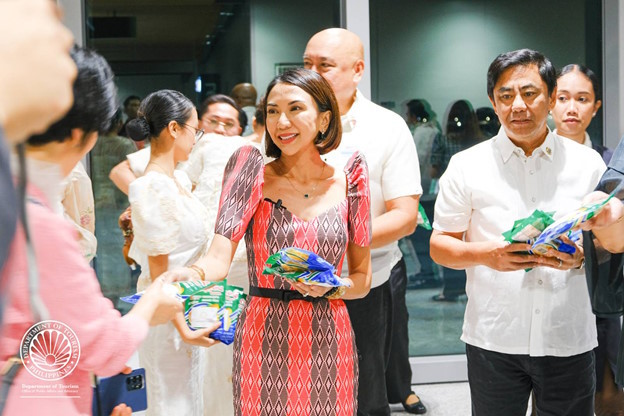 Record number 1,400 Koreans arrive to Filipino welcome led by Tourism Secretary Frasco         – News24.ph