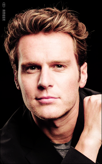 Jonathan Groff ZnpVtBsR_o