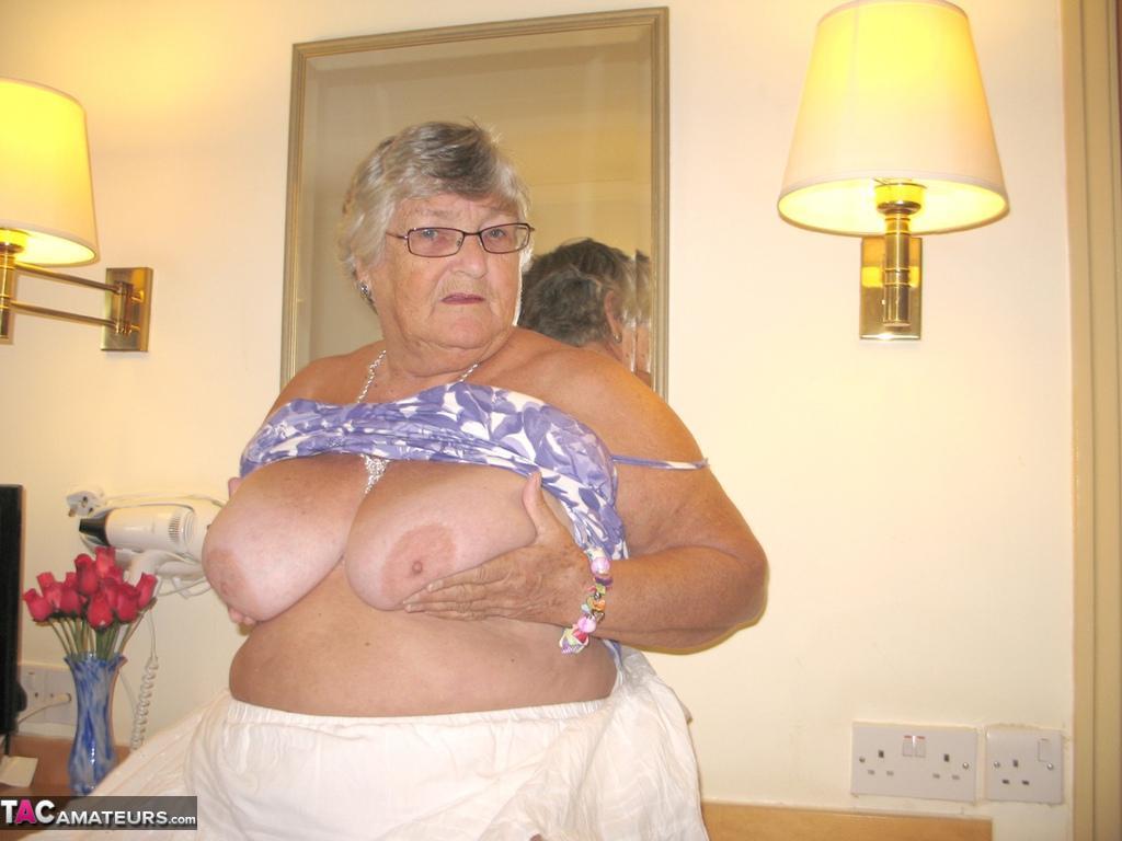 Fat British nan Grandma Libby completely disrobes while in a hotel room(6)