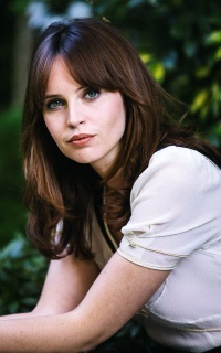 Felicity Jones QNBq8Iz0_o