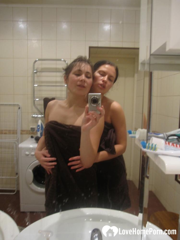 Hot amateur lesbians strip and make out while taking selfies in the bathroom(4)