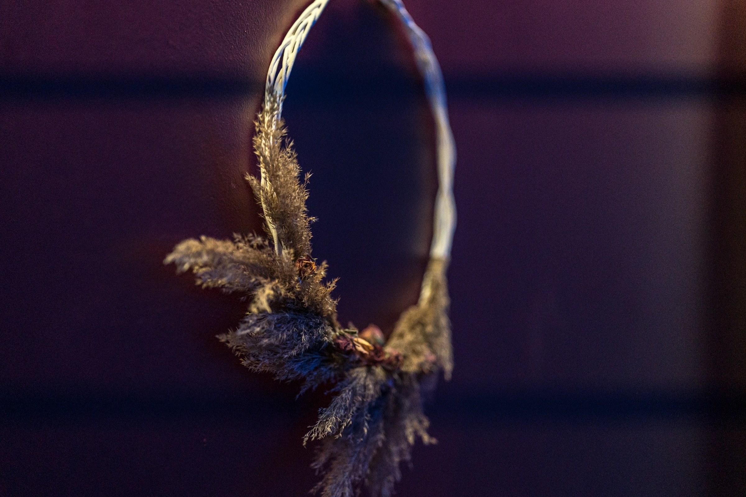 Mirroir accroché à un mur avec de la paille autour