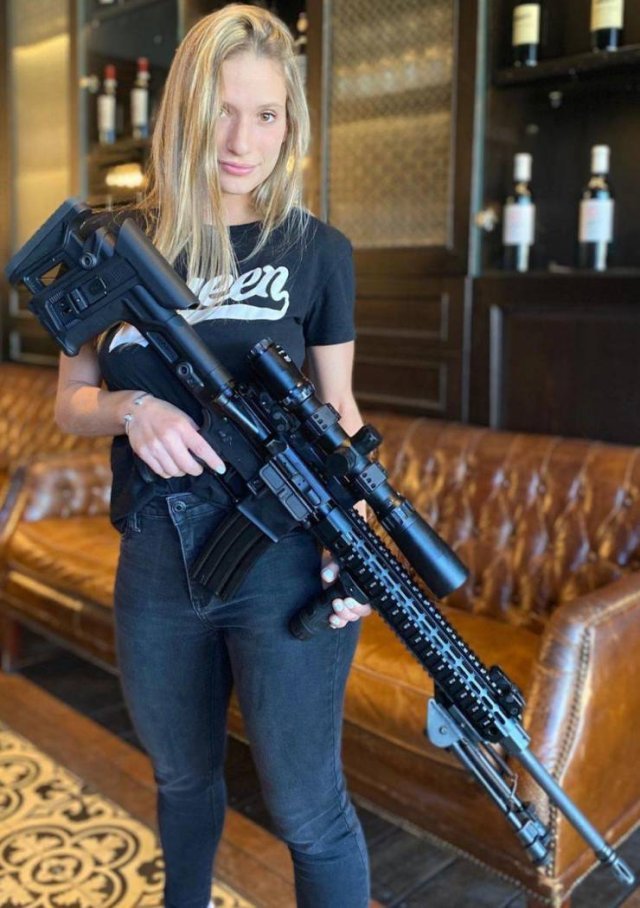 WOMEN WITH WEAPONS...10 MeA2XBGY_o